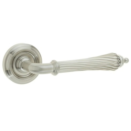 GISELLE LEVER HANDLE ON ROUND ROSE